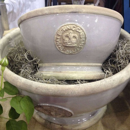 A picture of the Hampton Footed Bowl in the two sizes and in grey.
