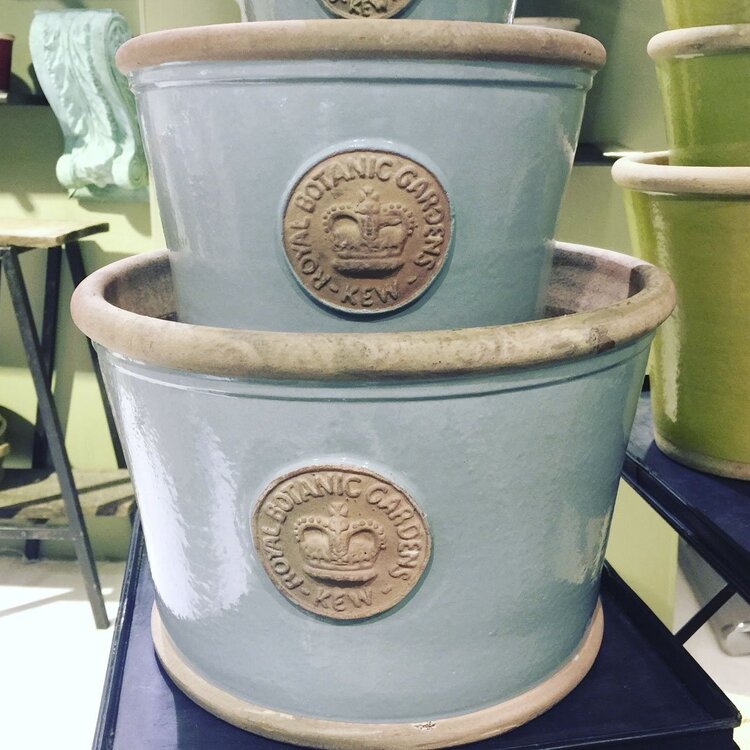 A picture showing the two sizes of the Windsor Kew Low Pot.