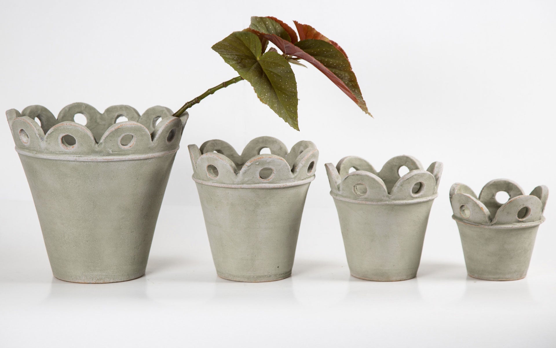 Showing the four (4) sizes of Court Pendu pots in moss grey